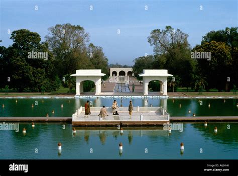 shalimar garden was built by.